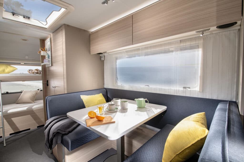 5ef30f5cc2b78_002_ALTEA_542PK_sitting_group_BC8_9922-large